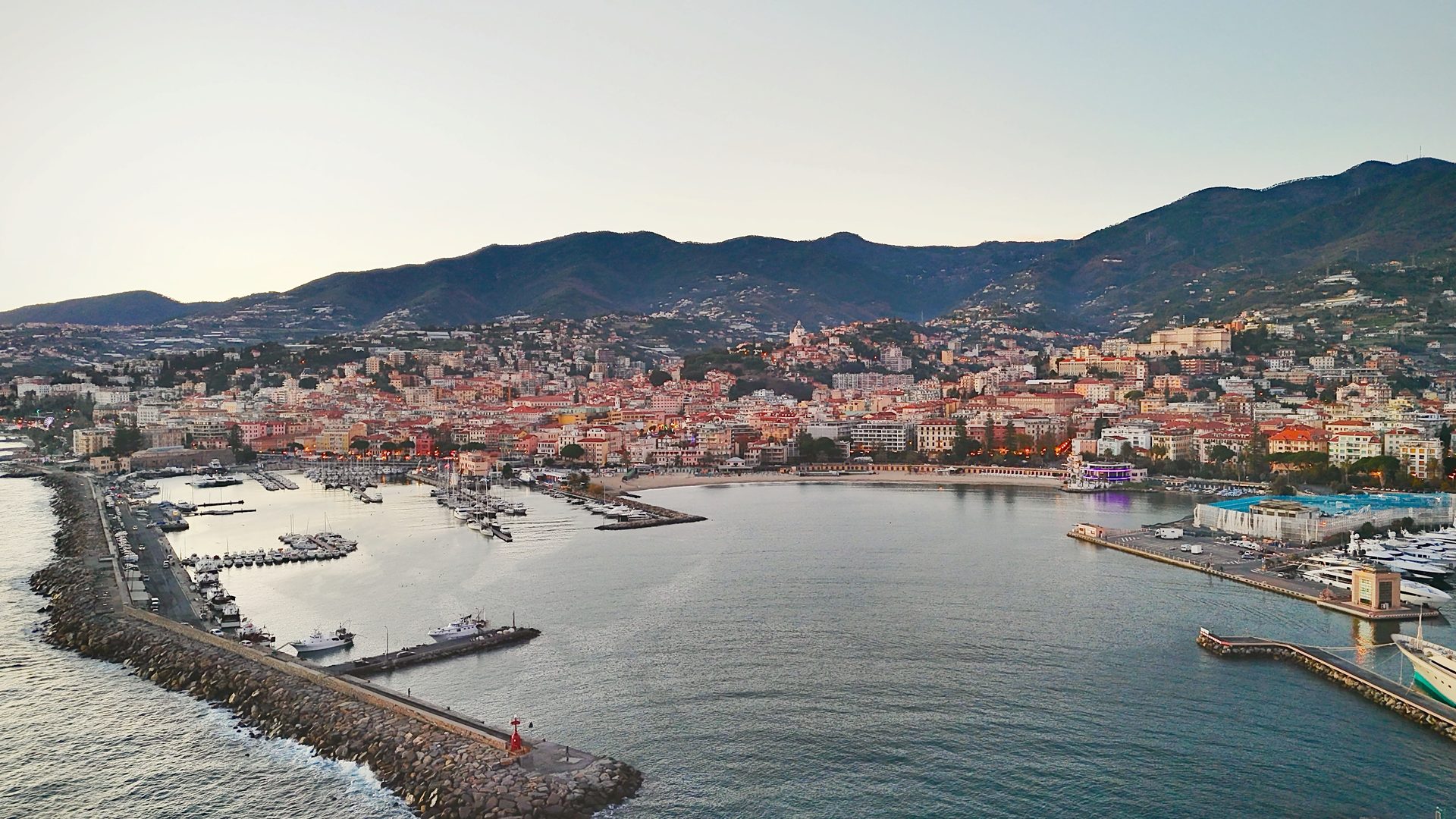 Veduta aerea del porto di Sanremo all’imbrunire